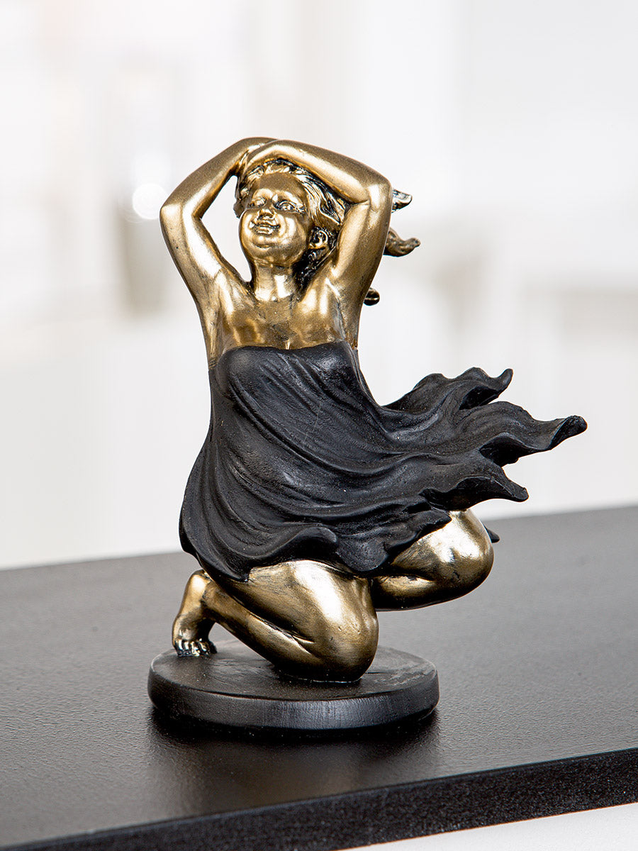 Figure, Woman, "Oh, it´s windy"
