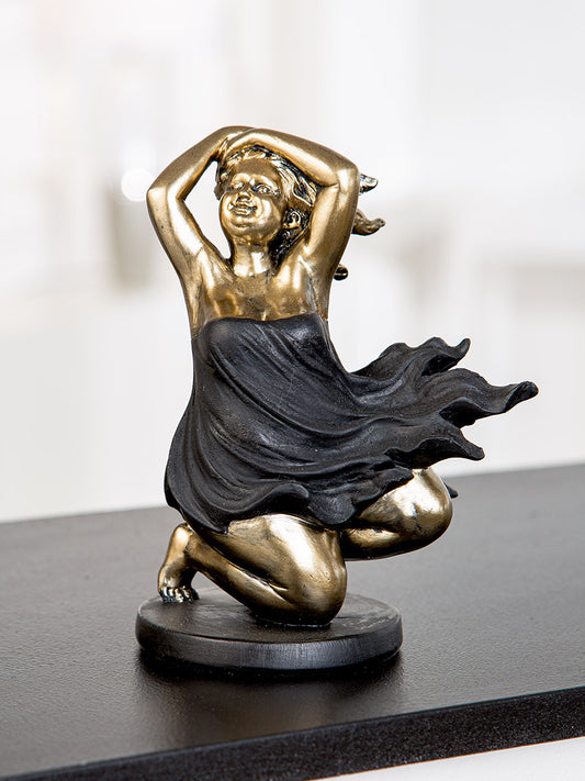 Figure, Woman, "Oh, it´s windy"